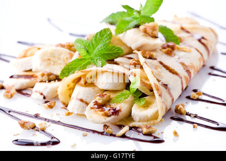 Leckere hausgemachte französische Crepes mit Bananen und Schokolade Stockfoto