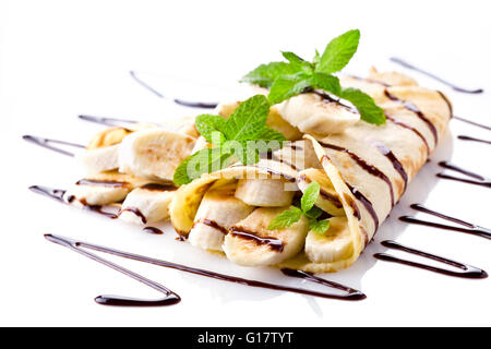 Leckere hausgemachte französische Crepes mit Bananen und Schokolade Stockfoto