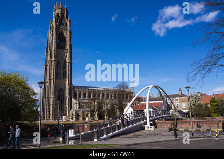 'Boston Stump', Kirche St. Botolph, Boston und Stahl Bogensehne Fußgängerbrücke an der Haven, Fluss Witham, Lincolnshire England Stockfoto