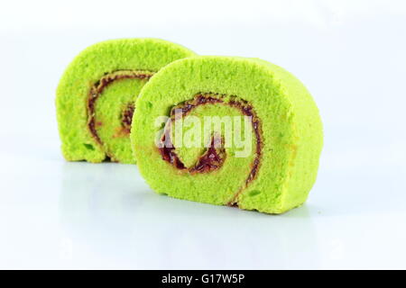 Pandan Rollen Kuchen mit Beeren Stockfoto