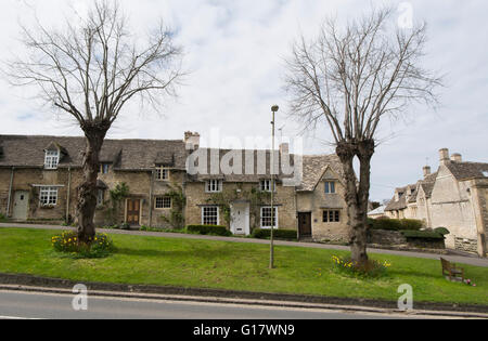 Häuser auf dem Hügel an der A361 durch Burford, Oxfordshire, Vereinigtes Königreich Stockfoto