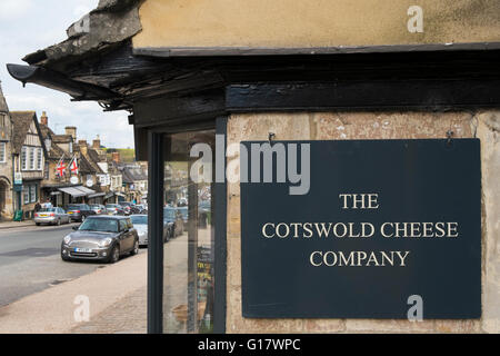 Die Cotswold Cheese Company Shop an der High Street auf der A361 durch Witney, Oxfordshire, Großbritannien Stockfoto