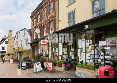 Burford News Shop an der High Street auf der A361 durch Witney, Oxfordshire, Großbritannien Stockfoto