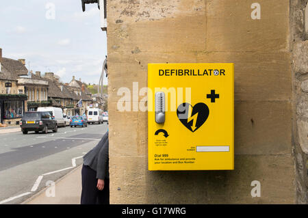 Defibrillator an der Wand neben der Barclays Bank der High Street auf die A361 durch Burford, Oxfordshire, Vereinigtes Königreich Stockfoto