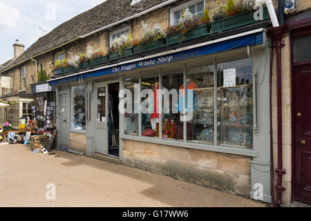 Die Maggie weiß Shop auf der High Street auf der A361 durch Witney, Oxfordshire, Großbritannien Stockfoto