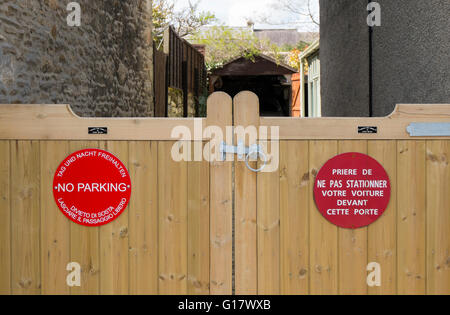 Kein Parkplatz Schilder in Französisch auf Tore in Burford, Oxfordshire, Vereinigtes Königreich Stockfoto