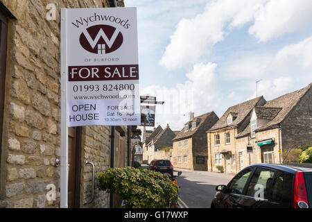 Immobilienmakler Wychwoods For Sale Schild an einem Haus in Burford, Oxfordshire, Vereinigtes Königreich Stockfoto