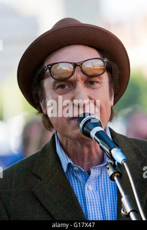 Ray Davies von the Kinks erklingt in der South Bank in London Stockfoto