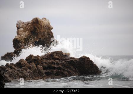 Wave Absturz auf einem Felsen in Corona Del Mar Stockfoto