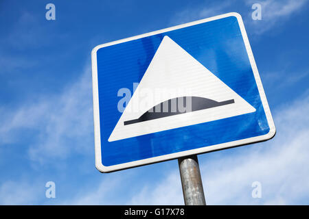 Speed Bump. Quadratische Straßenschild über bewölktem Himmelshintergrund Stockfoto