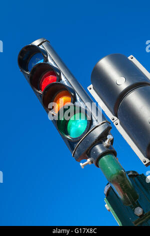 Ampel mit zusätzlichen blauen Fahrrad Abschnitt zeigt grün Signal erlaubt Stockfoto