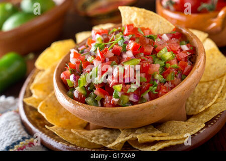 Eine köstliche hausgemachte Salsa Pico de Gallo mit Tomaten, roten Zwiebeln, Limette, Koriander und Jalapenopfeffer. Stockfoto