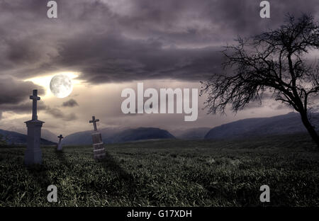 Gruselige Halloween Friedhof mit dunklen Wolken Stockfoto