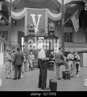 Menschen warten auf Züge, Pennsylvania Station, New York City, New York, USA, Marjorie Collins für Büro der Krieg-Informationen, August 1942 Stockfoto