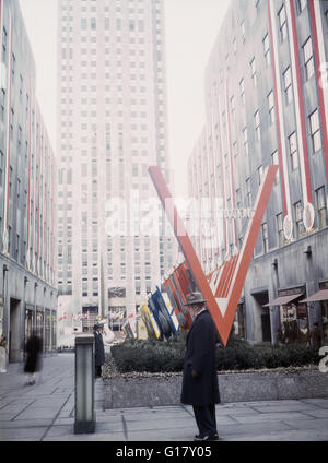 Vereinten Nationen Ausstellung von Office of War Information (OWI), Rockefeller Plaza, Blick auf Eingang von Fifth Avenue, New York City, New York, USA, März 1943 Stockfoto