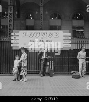 Menschen warten auf Züge, Pennsylvania Station, New York City, New York, USA, Marjorie Collins für Büro der Krieg-Informationen, August 1942 Stockfoto