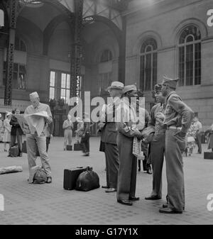 Soldaten warten auf Zug, Pennsylvania Station, New York City, New York, USA, Marjorie Collins für Büro der Krieg-Informationen, August 1942 Stockfoto