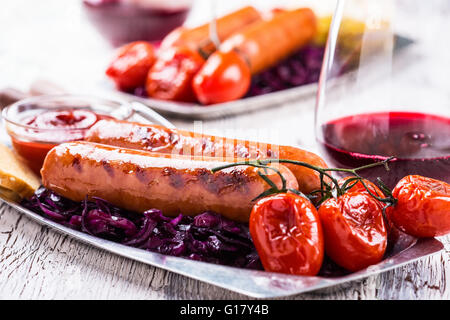 Gegrillte Würstchen mit Rotkohl Krautsalat, Hausmannskost Stockfoto