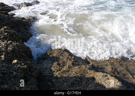 Pazifischen Ozean überrollen Felsen Stockfoto