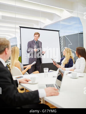 Berater in einer Präsentation während eines Business-Meetings im Konferenzraum Stockfoto