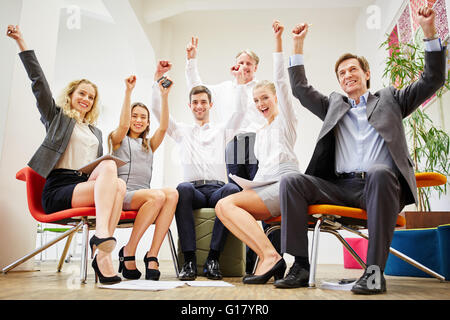 Business-Leute feiert und Ballen ihre Fäuste in die Luft als ein erfolgreiches team Stockfoto