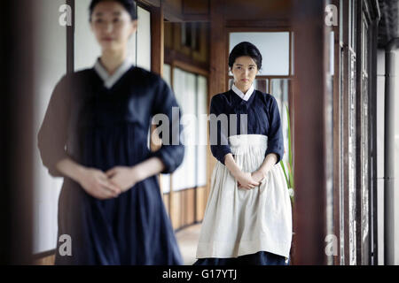 Die Magd ist eine bevorstehende südkoreanischen Film basierend auf dem Roman Fingersmith von Sarah Waters, wird unter der Regie von Park Chan-Wook und starring Kim Min-Hee, Ha Jung-woo und Kim Tae-ri.  Dieses Foto ist nur zu redaktionellen Zwecken und unterliegen dem Copyright von der Filmgesellschaft und/oder der Fotograf von dem Film oder der Firma zugeordnet und kann nur durch Veröffentlichungen im Zusammenhang mit der Förderung der oben genannten Film reproduziert werden. Eine obligatorische Gutschrift auf die Filmgesellschaft ist erforderlich. Der Fotograf sollte auch angerechnet werden, wenn bekannt. Stockfoto