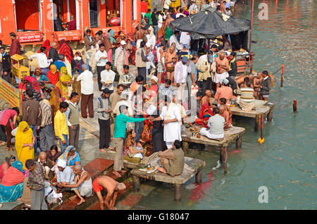 Hindu religiösen Aktivitäten in Har-Ki-Paudi, Haridwar, Uttarakhand, Indien Stockfoto
