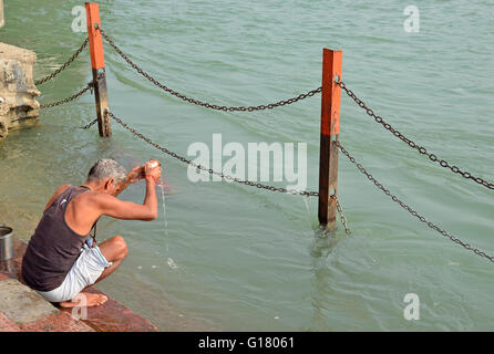 Hindu religiösen Aktivitäten in Har-Ki-Paudi, Haridwar, Uttarakhand, Indien Stockfoto