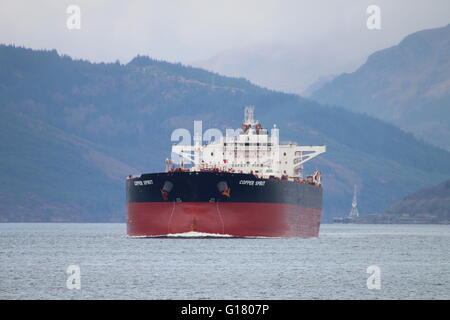 Der Rohöl-Tanker Kupfer Geist Überschrift hinunter Firth of Clyde nach dem Besuch der Finnart Öl-terminal auf Loch Long. Stockfoto