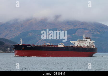 Der Rohöl-Tanker Kupfer Geist Überschrift hinunter Firth of Clyde nach dem Besuch der Finnart Öl-terminal auf Loch Long. Stockfoto