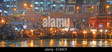 Ganga Aarti oder Angebot zum heiligen Fluss Ganges am Abend, Har-Ki-Paudi, Haridwar, Uttarakhand, Indien Stockfoto