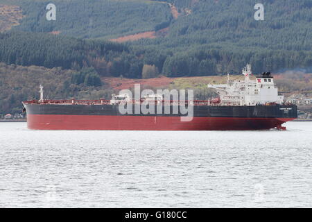 Der Rohöl-Tanker Kupfer Geist Überschrift hinunter Firth of Clyde nach dem Besuch der Finnart Öl-terminal auf Loch Long. Stockfoto