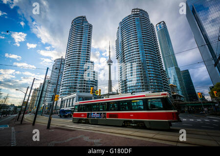 Straßenbahn auf Queens Quay West und modernen Gebäuden an der Harbourfront, in der Innenstadt von Toronto, Ontario. Stockfoto