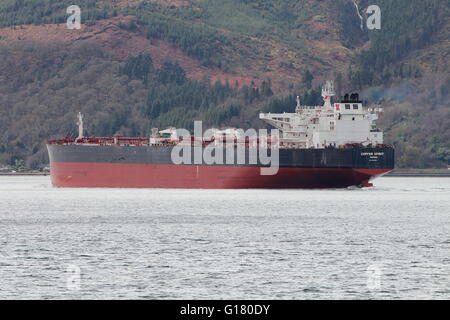 Der Rohöl-Tanker Kupfer Geist Überschrift hinunter Firth of Clyde nach dem Besuch der Finnart Öl-terminal auf Loch Long. Stockfoto