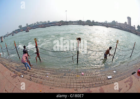 Hindu religiösen Aktivitäten in Har-Ki-Paudi, Haridwar, Uttarakhand, Indien Stockfoto