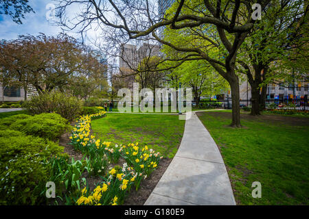 Gehweg und Gärten außerhalb Osgoode Hall in Toronto, Ontario. Stockfoto