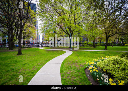 Gehweg und Gärten außerhalb Osgoode Hall in Toronto, Ontario. Stockfoto