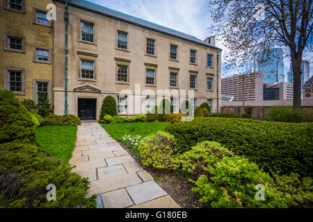 Gehweg und Gärten außerhalb Osgoode Hall in Toronto, Ontario. Stockfoto