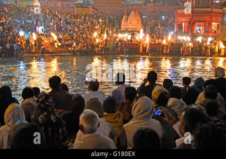 Ganga Aarti oder Angebot zum heiligen Fluss Ganges am Abend, Har-Ki-Paudi, Haridwar, Uttarakhand, Indien Stockfoto