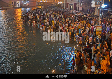 Ganga Aarti oder Angebot zum heiligen Fluss Ganges am Abend, Har-Ki-Paudi, Haridwar, Uttarakhand, Indien Stockfoto