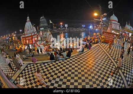 Ganga Aarti oder Angebot zum heiligen Fluss Ganges am Abend, Har-Ki-Paudi, Haridwar, Uttarakhand, Indien Stockfoto