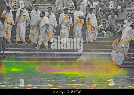 Werfen auf dem heiligen Fluss Ganges oder Ganges zum Zeitpunkt der Ganga Aarti gulal Har-Ki-Paudi Ghat, Haridwar, Uttarakhand, Indien Stockfoto