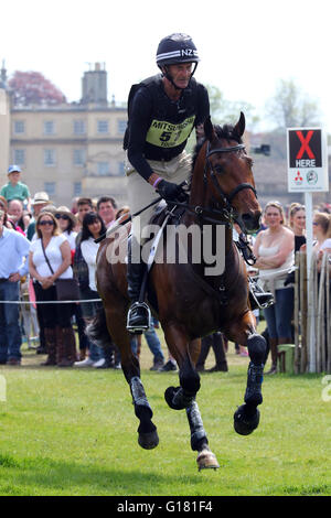 Mark Todd (Neuseeland) auf Leonidas II Reiten Cross Country am Mitsubishi Badminton Horse Trials, 7. Mai 2016 Stockfoto