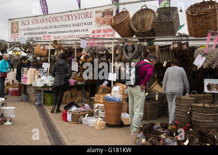 Harrogate Spring Flower Show 2016 North Yorkshire, England) - Messestand zeigt seine waren, Besucher herumlaufen, Surfen. Stockfoto