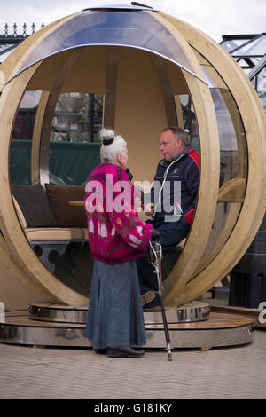 Harrogate Spring Flower Show 2016 North Yorkshire, England) - 2 Besucher (älteres Paar) Blick ins Innere & ausprobieren, ein zeitgenössischer, sphärische Garten Pod, Stockfoto