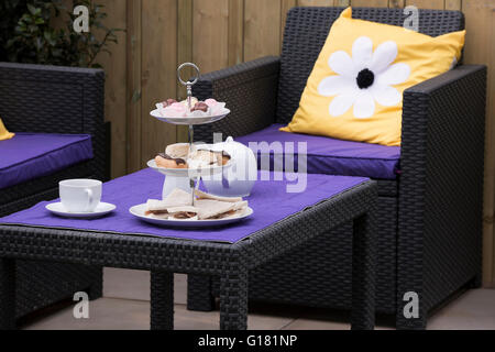 Harrogate Spring Flower Show 2016 North Yorkshire, England) - "Relax in Frieden" Schaugarten mit Afternoon Tea in der entspannenden Sitzbereich angelegt. Stockfoto