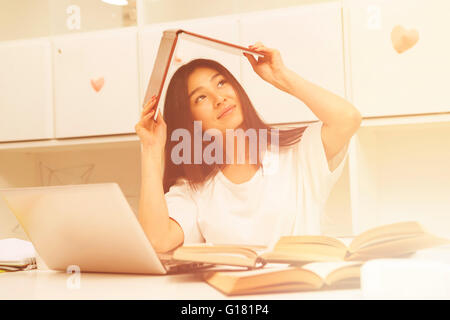 Asiatische Studentin spielen Stockfoto