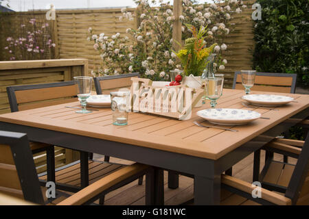 Harrogate Spring Flower Show 2016 North Yorkshire, England) - alfresco Esstisch und Stühle in der "My Family" Schaugarten. Stockfoto