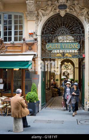 Zwei asiatische Touristen verlassen Galerie Vivienne, Paris, Frankreich Stockfoto