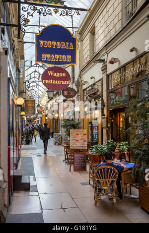 Geschäfte und Cafés in der Passage des Panoramas, Paris, Frankreich Stockfoto